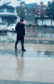 底气|搞笑GIF：?今天发工资了，走路都有了底气！！