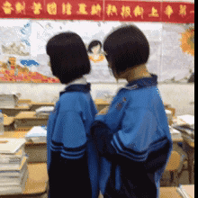 同步|搞笑GIF：这是看到美女了吧，爷俩的动作神同步