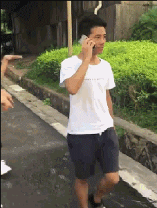 闹心|搞笑GIF：这孩子的手怎么也洗不干净，闹心！