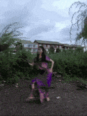 妹子|搞笑GIF动图：大爷，你悠着点，拍照就拍照别把妹子吓倒了！