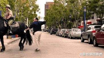 溜须拍马|内涵GIF：溜须拍马的功夫不到家千万别乱拍 有风险的