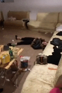 妹子|搞笑GIF趣图:姑娘你喝了多少酒才能醉成这样?这下丢人丢大了!