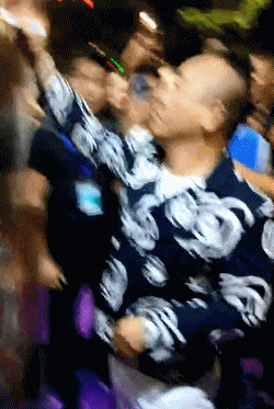 手机|搞笑GIF动图:小姑娘,我都说了多少次了,天热时单车是不能坐的