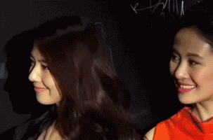 审美观|搞笑GIF：一只有着审美观的鹦鹉