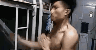 包子|搞笑GIF：让老板看到你锤包子，迟早要被开除