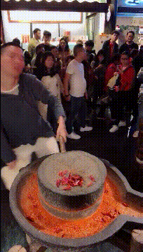 小明|搞笑GIF趣图:不小心惹怒女朋友，她一气之下就开始变身了！