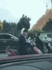 就是|搞笑GIF:姑娘换衣服就是任性,大家赶紧都学着点