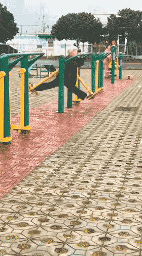 女儿|搞笑GIF动图：这样的一字马，你见过吗？佩服啊！