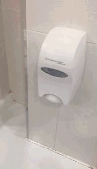 厉害|搞笑GIF趣图：小哥，你也是厉害了，嫂子你也敢亲啊！