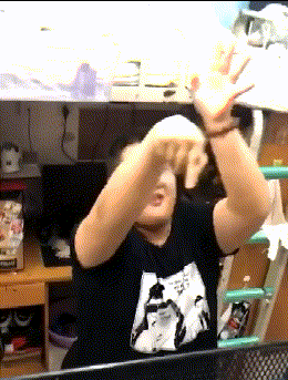 烟瘾|搞笑GIF：你还这么小怎么烟瘾这么大呢？