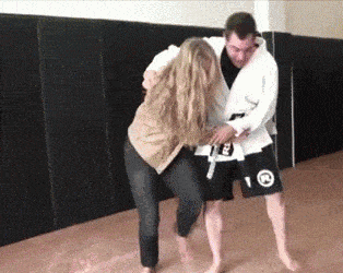 跆拳道|搞笑gif :别看人家是女子，人家可是跆拳道黑段