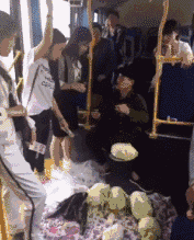 大哥|搞笑GIF趣图:哎呦,怎么又是你的业绩最好,看我用小拳拳捶你