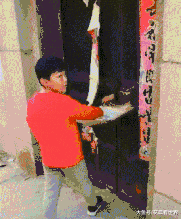 妹子|搞笑GIF：妹子偷吃东西被发现了，嘟嘟嘴真可爱