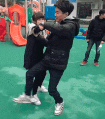 后背|搞笑GIF：到底是什么样的柠檬，让我后背发凉！男人的快乐难道都这么简单吗？