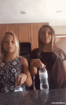 村霸|爆笑GIF: 陆地我是一只狗，下水我就是鳄鱼