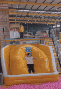 妹子|搞笑GIF：回弹。