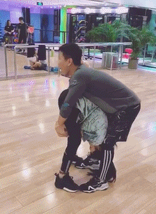 大爷|搞笑GIF: 反正女朋友头发那么多, 也不在乎少那么一撮了!