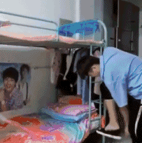 大哥|搞笑GIF：大哥，今天很高兴吧终于发工资了