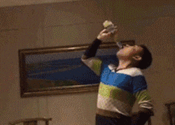 地方|搞笑GIF：你能不能不要在这个地方睡觉啊！我要工作，去别的地方吧！