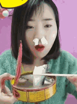 小伙|搞笑GIF趣图:妹子，快起来，打排球出点意外是很正常的！