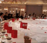 场面|搞笑gif趣图 富二代朋友过生日请客吃饭,一般人哪见过这场面!