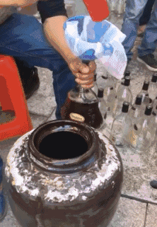 卫生间|搞笑GIF:大哥真是乐观啊,被绿成这样也没有谁了