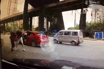 女神|爆笑GIF图：女神出了门之后完全像变了个人似的！