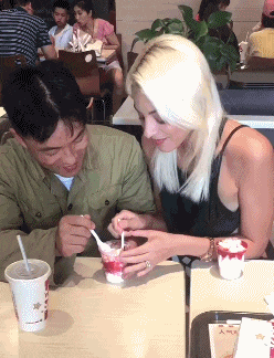 妹子|搞笑GIF：身材好就是任性 不服你来试试呀