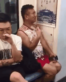 耙子|搞笑GIF:化了妆自己孩子不认识了 。。。