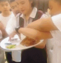 费工|搞笑GIF趣图: 大家都别叫他,让他安静的看会手机!