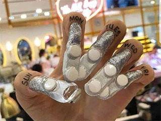 拔河|爆笑GIF图:如何提醒自己按时吃药,做个指甲就可以