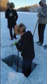 天都|搞笑GIF:麻烦,请给单身狗让各路走走!