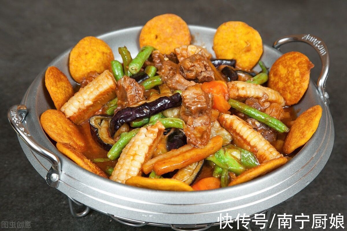 作为东北四大炖之首,它在东北炖菜中是最高档次的,里面的食材包括鸡肉