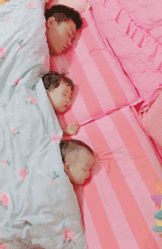 睡姿|爆笑GIF: 不用怀疑，单看这睡姿，一定是一家人!