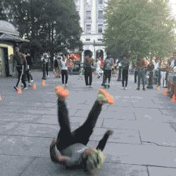 大哥|搞笑GIF趣图:请问,你把车停进去了,然后怎么出来?