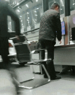 水花|搞笑gif: 完美的入水动作，不溅起一丝水花