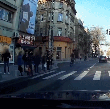 红灯|爆笑GIF图:我就想知道,这样闯红灯会被扣分吗?