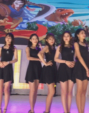 袋子|搞笑GIF:小姐姐,果然村里最潮的姑娘,这袋子不一般啊