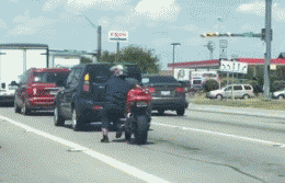 身高|爆笑GIF：谁说身高不够就不能骑摩托的