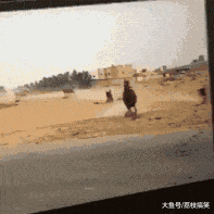 驾龄|搞笑GIF：现在出门包里不带个6、7万的怎么行
