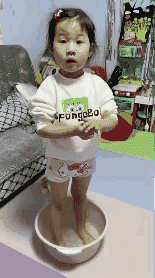 栗子|搞笑GIF趣图:兄弟,少买几朵花,多一些关爱不是更好吗?