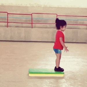 难闻|搞笑GIF：这真是太难闻了，都把我给呛翻了！