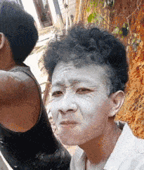 妹子|搞笑GIF动图：大爷，你悠着点，拍照就拍照别把妹子吓倒了！