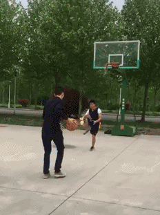 厉害|搞笑GIF趣图：小哥，你也是厉害了，嫂子你也敢亲啊！