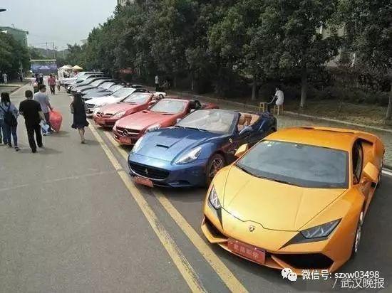 民警|笑喷！俩老太为1元钱，上演倒地闹剧：谁先起来谁吃亏！