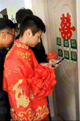 姑娘|搞笑gif趣图:媳妇,胖一点也挺好的,可以玩弄她肉嘟嘟的小脸蛋