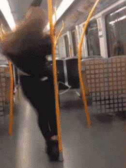 姑娘|搞笑GIF趣图:姑娘，你的舞姿很好看，把自己都迷倒了姑娘！