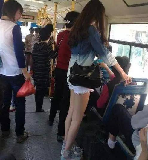 鸭子|搞笑gif:这是一只被老板训练过的鸭子,你就是套不中...