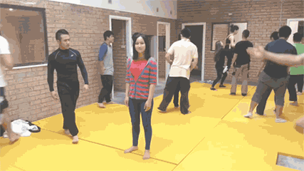 不赖|搞笑GIF:其实它早就知道自己要摔倒,想要和球一起同步