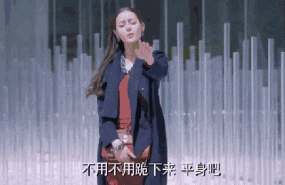 妹子|搞笑GIF：后面老奶奶还在轻微的模仿呢